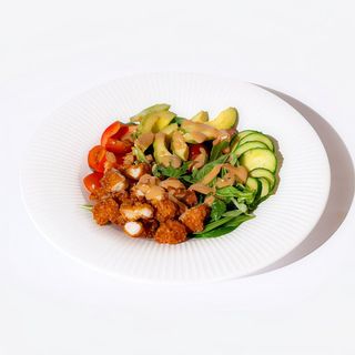 Salată cu pui crispy