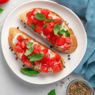 Bruschete cu mozzarella si usturoi