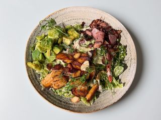 Salată cu somon crocant