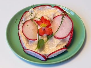 Cremă de conopidă cu ridichi și pâine prăjită