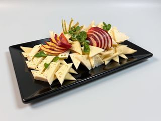 Platou de brânzeturi ardelenești cu fructe sezonale