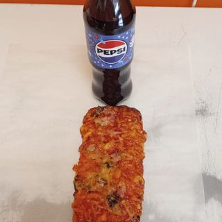 Pizza cu sunca si ciuperci + pepsi la 500 ml