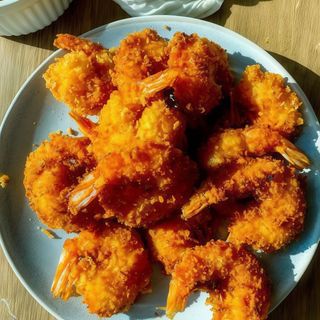 Creveti fritti si sos alioli