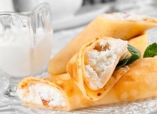 Clatite cu branza, smantana si stafide