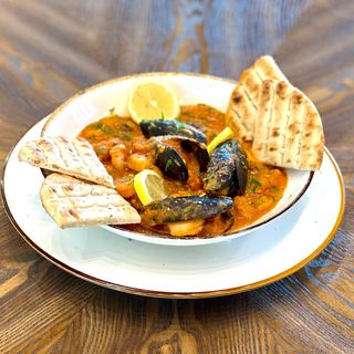 Deliciu mediteranean: Tigaie de fructe de mare cu arome picante