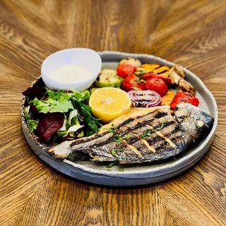 Dorada cu  legume pe plita