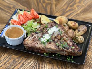 T-bone maturat, preparat la grătar cu abur cu cartoficopti 500g