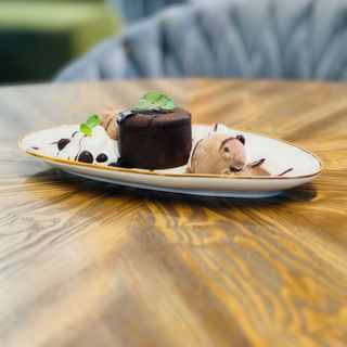 Lava cake cu înghețată de vanilie