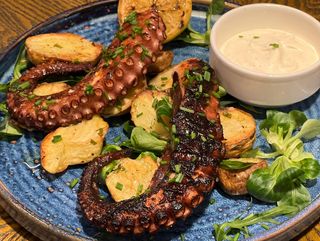 	Caracatiță pe plită cu Cartofi Copți și Aioli 450g