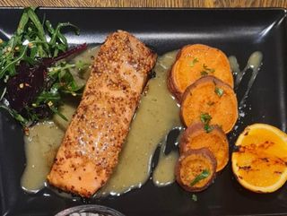 Somon în crustă de boabe de muștar cu cartof dulce și sos franțuzesc 350g