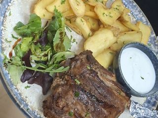 Aripioară de porc la cuptor cu cartofi dippers și sos de usturoi 400g