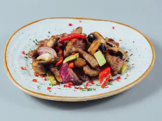 Porc la tigaie usor picant cu legume de gradina 