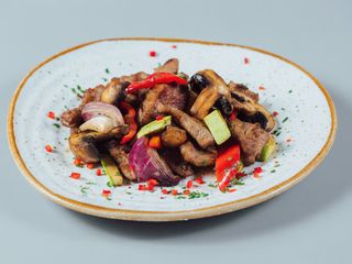 Porc la tigaie usor picant cu legume de gradina 