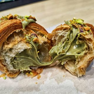 Croissant cu crema de fistic