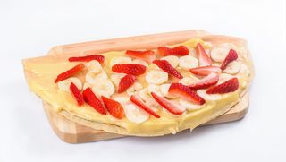 Clatita cu crema de vanilie, banana si capsuni