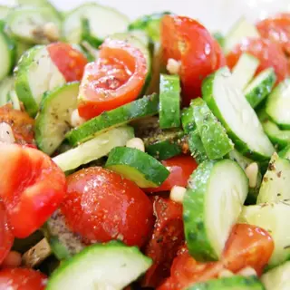Salata de rosii cu castraveti    
