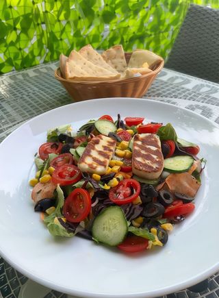 Salata halloumi