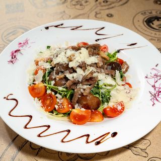 Salată cu mușchi de vită, hribi și cremă de trufe