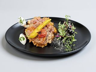 Stinco de porc pe pat de varză călită