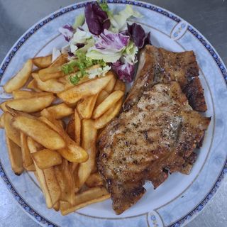 Cotlet Haiducesc la grill&cartofi prăjiți condimentați/orez cu legume