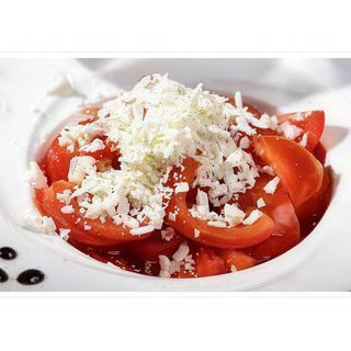 Salata de rosii cu branza rasa