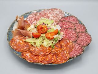 Platou cu specialitati din carne spaniole