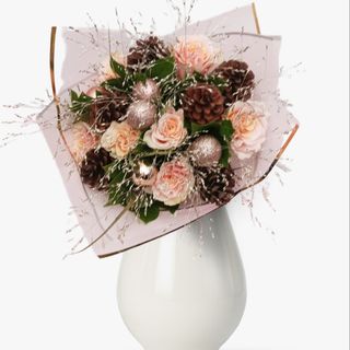 Buchet cu trandafiri și conuri de pin