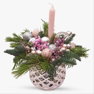 Un décor delicat și jucăuș cu crenguțe de brad, globuri și figurine. Aranjamentul este livrat în pungă cadou.