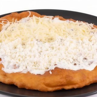 Langos cu smantana si branza de burduf