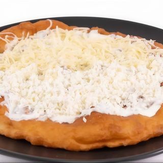 langos cu smantana si cascaval