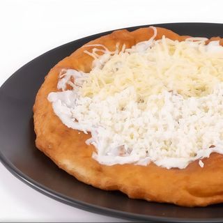 langos cu sos de usturoi cu smântână si cascaval