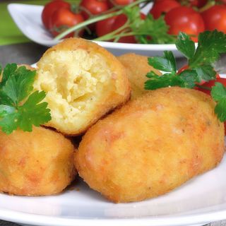 Crochete de cartofi umplute cu branza 200 gr