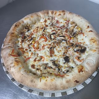 Pizza cu bordură de cașcaval 