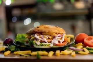 Meniu Hamburger cu snitel de pui