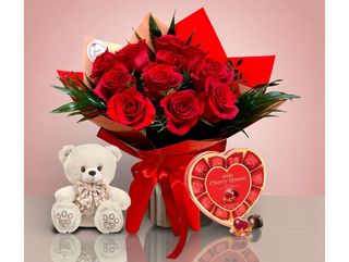 Pachet Ziua Femeii – 11 Trandafiri Roșii, Inimă cu Bomboane & Ursuleț Bej