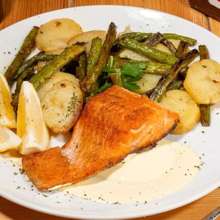 Somon steak cucartofi si sparanghel