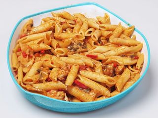 Paste cu pui si salsa rosa