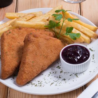 Cascaval pane cu cartofi pai si sos