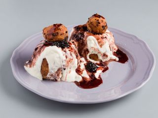 Papanasi cu dulceata de afine