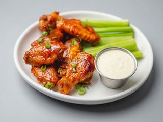 Meniu aripiore picante în crustă crocantă