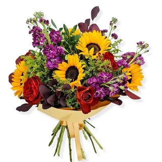 Buchet cu floarea soarelui trandafiri matiola si solidago