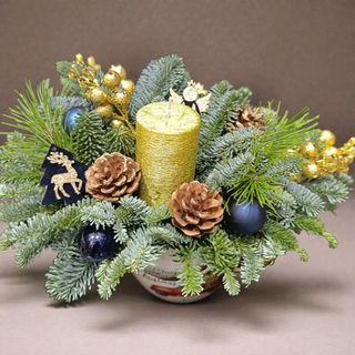 Aranjament de craciun in cana cu decoratiuni auriu-blomarin