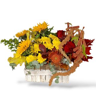 Aranjament floral de toamna in scoarta de copac 