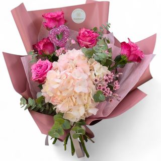 Buchet cu trandafiri, hortensie si wax