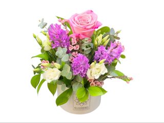 aranjament flori roz mov si albe