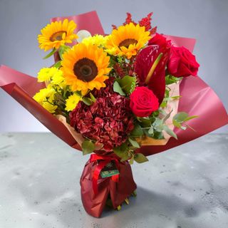 BUCHET CU HORTENSIE ROSIE SI FLOAREA SOARELUI