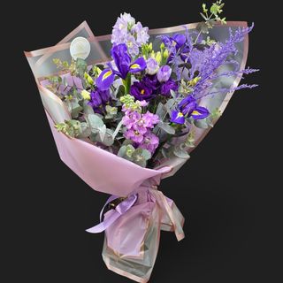 Buchet cu flori în nuanțe de mov