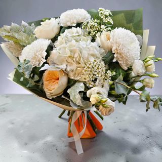 buchet cu flori alb-crem
