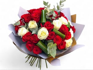 Buchet cu trandafiri rosii si albi