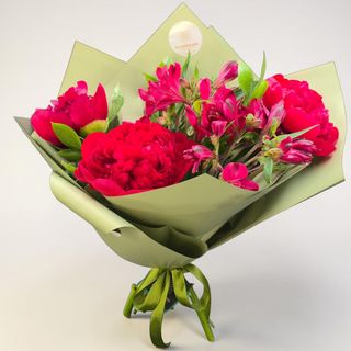 buchet cu bujori si alstroemeria